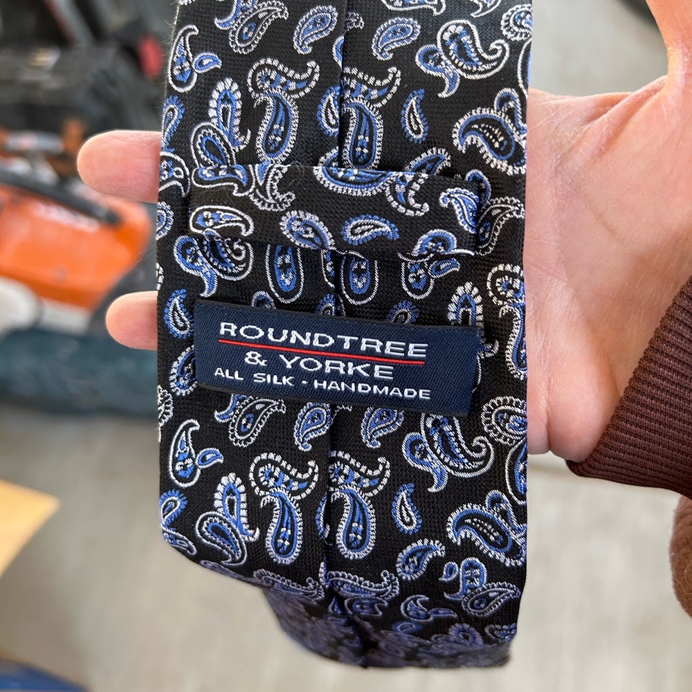 Roundtree & Yorke Black Silk Tie with Blue Paisley